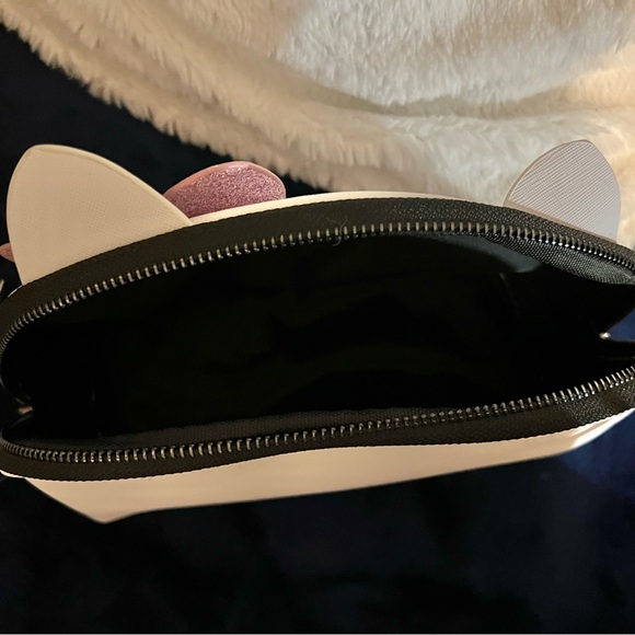 NWT Limited Edition Hello Kitty Makeup Bag - Picture 3 of 6